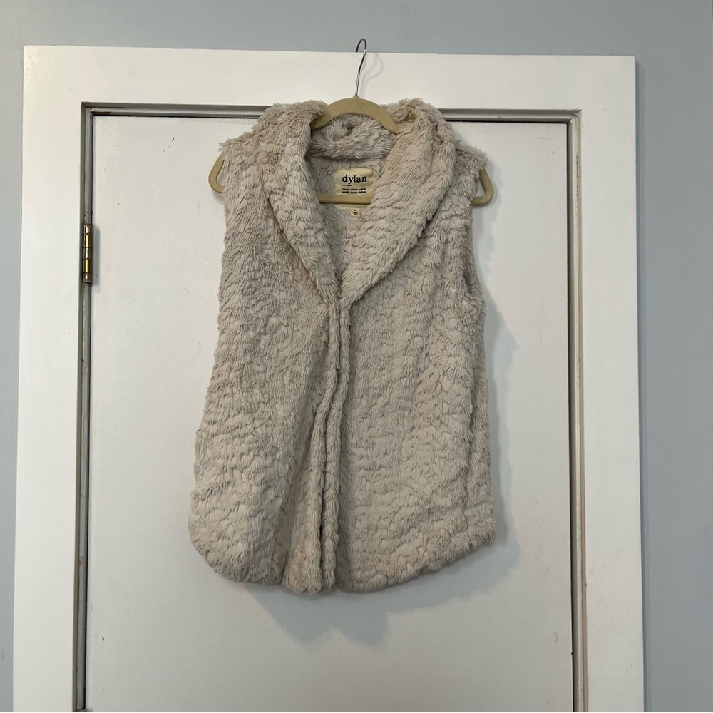 Dylan Faux Fur Soft Cream Gray button front lapel vest women’s medium fuzzy